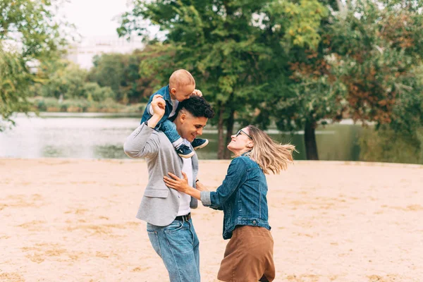 A man and a woman with their son are havin fun in park — Stock Photo, Image