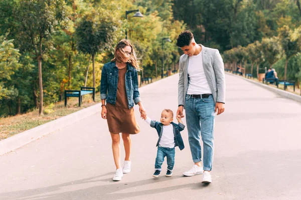 A family walking with a baby in the park — Stock Photo, Image