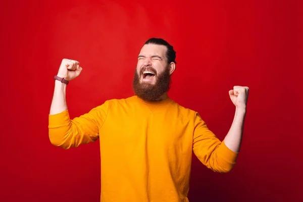 Foto de un hombre excitado gritando de felicidad con ambas manos arriba —  Fotos de Stock