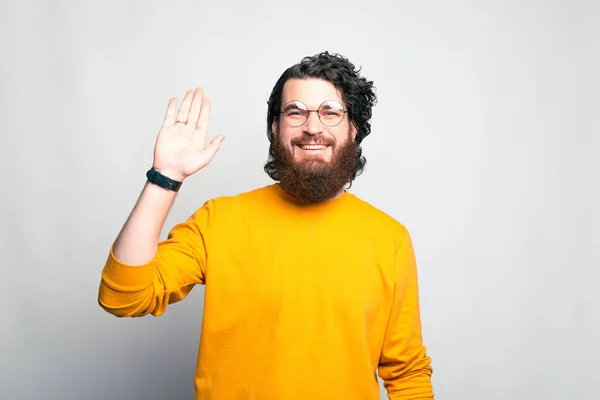 Hej Bro, porträtt av skäggig hipster man i tröja gör Hi Gesture — Stockfoto