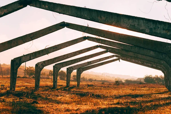 Foto di vecchia costruzione di fattoria al mattino — Foto Stock