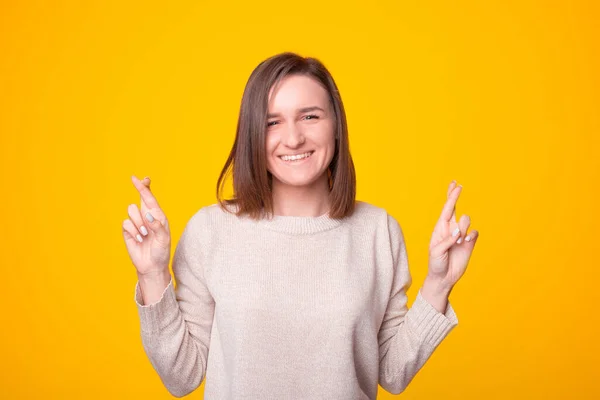 Retrato de jovem mulher alegre esperando e fazendo um desejo — Fotografia de Stock