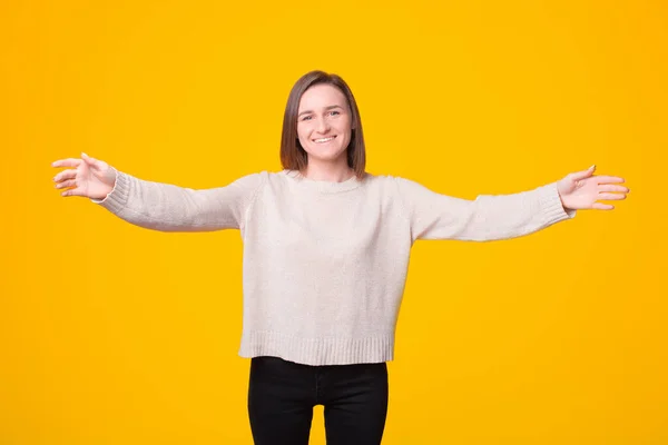 Foto van een vrouw die naar de camera kijkt wacht op een glimlachende knuffel — Stockfoto