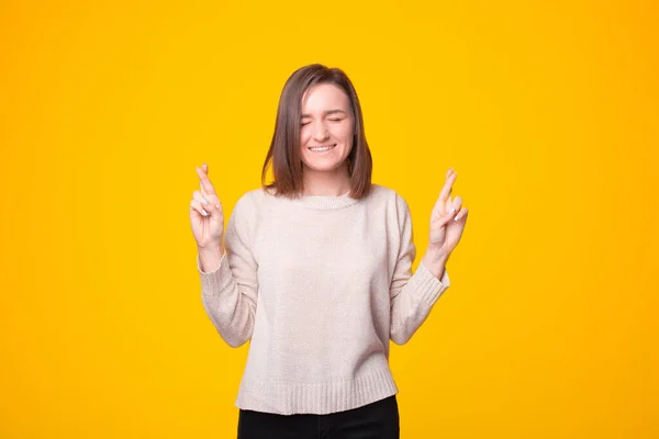 Een vrolijke jonge vrouw die lacht wijst naar een vrije ruimte met haar ogen dicht — Stockfoto