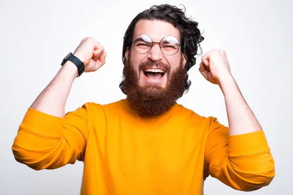 Un hombre barbudo excitado con gafas está gritando de felicidad —  Fotos de Stock