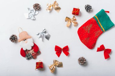 Birkaç Noel oyuncağı ve meşe palamudu.