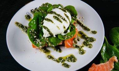 Güzel ve lezzetli bir tabakla haşlanmış yumurta ve salatalı somon balığı.