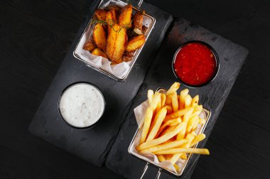 Yağlı patatesli ve soslu fırının en üst görüntüsü.