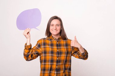 Elinde Violet 'in boş konuşma balonunu tutan ve baş parmağını gösteren genç bir kadın.