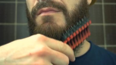 Adamın banyoda sakalını fırçalarkenki görüntülerini kapat.