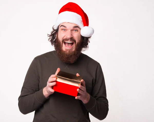 興奮した男の写真はちょうどクリスマスプレゼントを受け取り、サンタクラスの帽子を身に着けている — ストック写真
