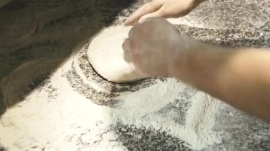 Aşçının restoran mutfağında pizza hamuru yaptığı görüntüler.