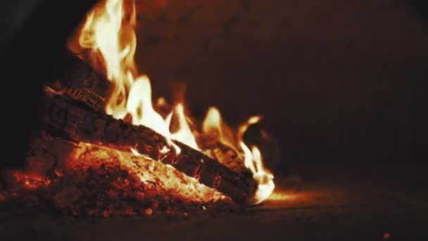 Images de flamme dans un poêle pour préparer une pizza italienne — Video