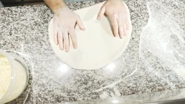 Imágenes de Timelapse del chef preparando el Calzone italiano — Vídeos de Stock