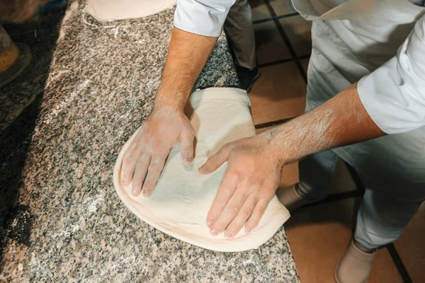 Hände kneten Teig. Auf Tuchfühlung mit den Händen beim Pizzabacken — Stockfoto