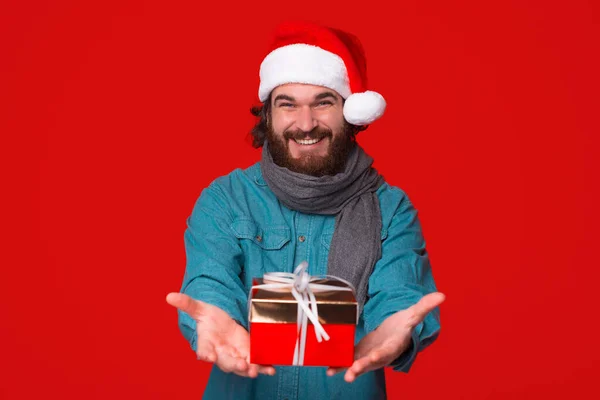 幸せな髭の男がカメラに包まれた贈り物を提供しています — ストック写真