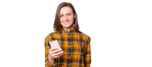 Adolescente feliz usando telefone celular — Fotografia de Stock