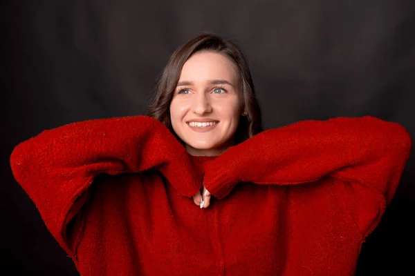 Mujer joven feliz en suéter rojo — Foto de Stock