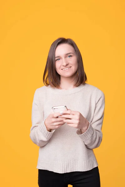 Verticale foto van een jonge vrouw met telefoon. — Stockfoto