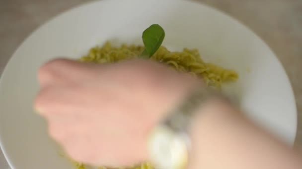 厨师用菠菜和番茄酱装饰意大利面的镜头 — 图库视频影像