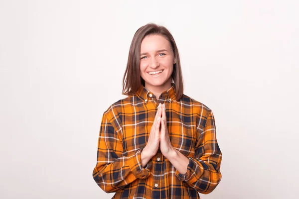 Młoda kobieta trzymająca się za ręce do modlitwy uśmiecha się do kamery.. — Zdjęcie stockowe