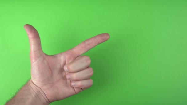 녹색 배경 위에 복사 공간을 가리키고 있는 남자 손의 발자국 — 비디오