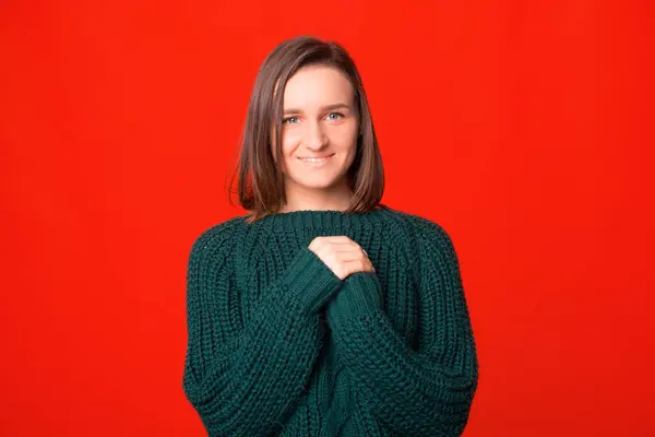 Joven mujer cogida de la mano está sonriendo a la cámara — Foto de Stock