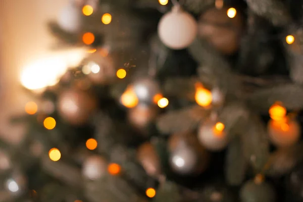 Close up rozmazané fotografie zdobené vánoční stromeček se světly — Stock fotografie
