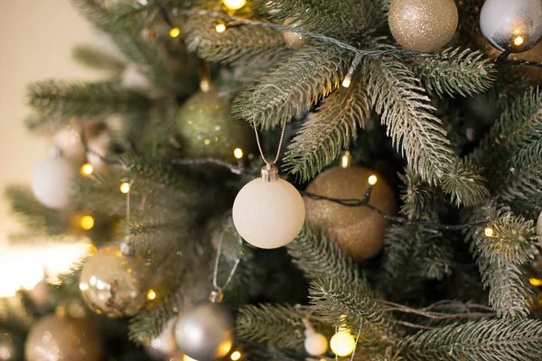 Detailní fotografie zdobené vánoční stromeček s rozmazaným pozadím. Zlatý a stříbrný motiv. — Stock fotografie