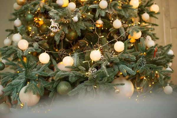Detailní fotografie zdobené vánoční stromeček s rozmazaným pozadím. Bílý motiv. — Stock fotografie