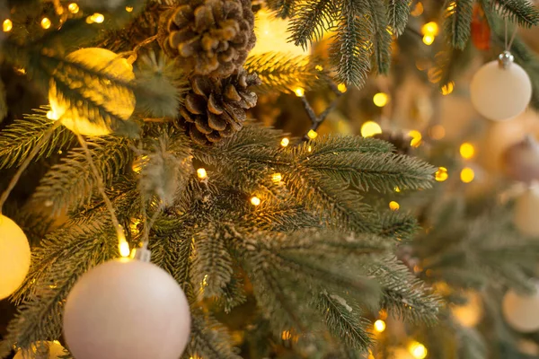 Detail fotografie zdobené vánoční stromek s rozmazaným pozadím. — Stock fotografie