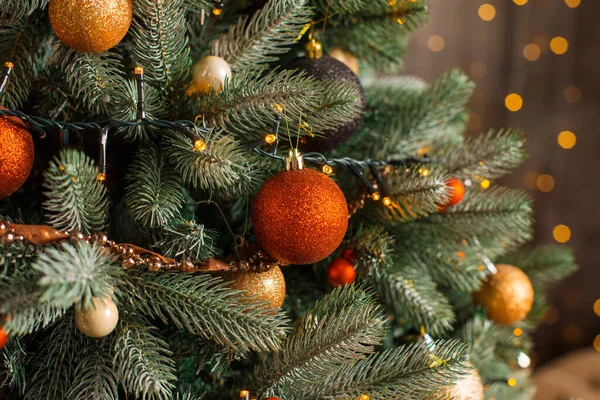 Detail fotografie zdobené vánoční stromek s rozmazaným pozadím — Stock fotografie