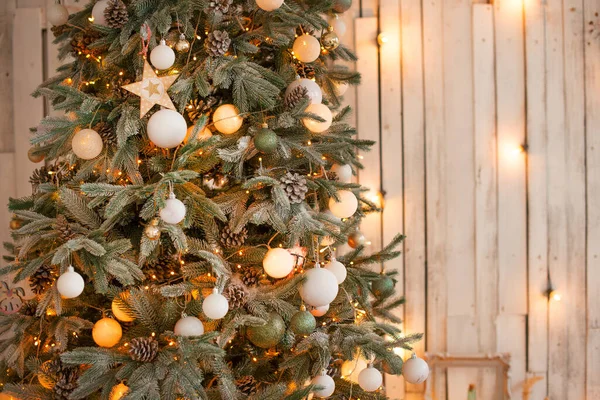 Detailní fotografie zdobeného vánočního stromečku nad bílou. pozadí. — Stock fotografie