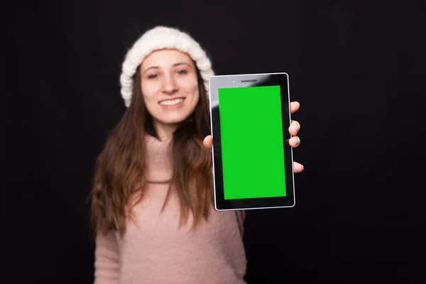 Retrato de uma menina segurando um tablet tela verde em foco. — Fotografia de Stock