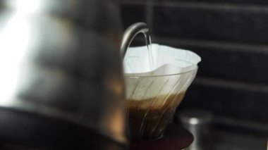 Kahve içerken kahve filtresi yaparken çekilmiş.