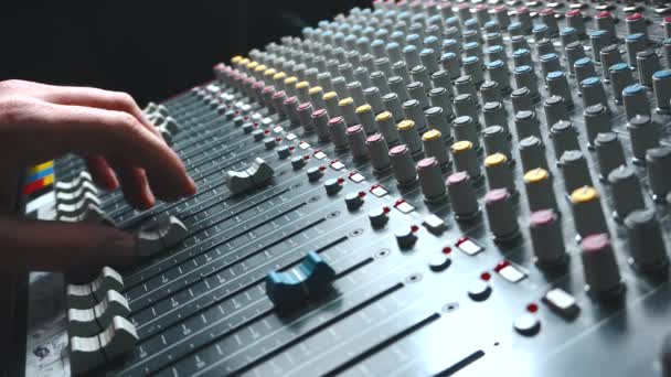 Footage of sound engineer making adjustment on mixer, soundboard — Stock Video