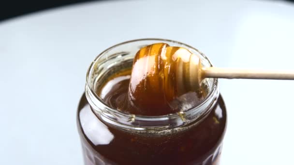 Närbild bilder av vackra färska och välsmakande gyllene honung, — Stockvideo