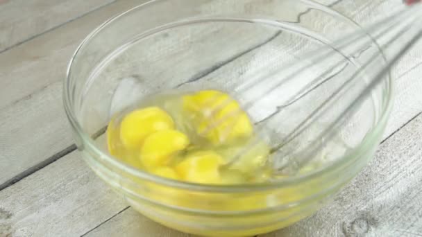 Primer plano y cámara lenta de los huevos batidos en casa — Vídeo de stock