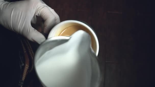 Zamknij film barista co latte sztuki w kawiarni — Wideo stockowe