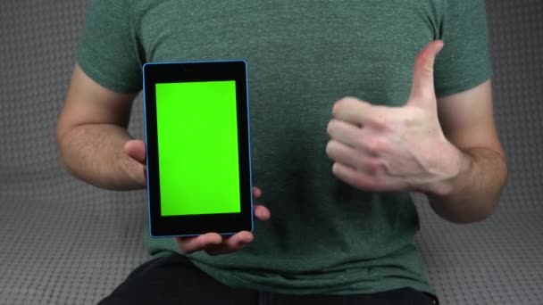 Bilder på mannen som håller i tabletten med grön skärm och visar tummen upp — Stockvideo