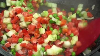 Tavada sebze hazırlama görüntüsü, sağlıklı yiyecekler.