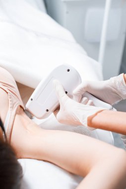 Güzellik salonundaki lazer tüy dökme işleminin fotoğrafı. Koltuk altı kısmı.