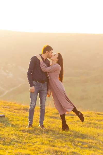 Casal beijando ao pôr do sol na natureza — Fotografia de Stock