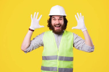 Başardık. İnşaat ekibimiz en iyisidir. Şaşırmış mimar portresi