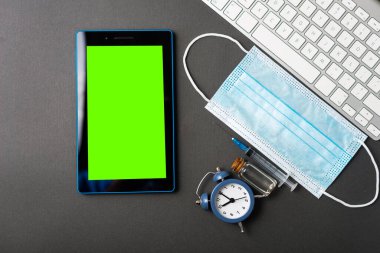 Tabletteki yeşil ekranda Covid 19 aşı haberi