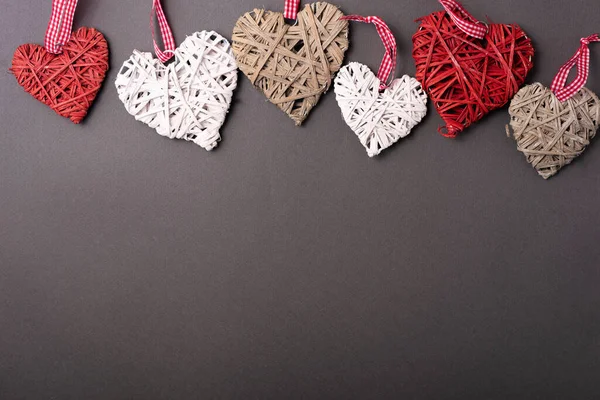Algunos corazones hechos a mano lindo por encima de un espacio libre —  Fotos de Stock