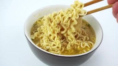 Beyaz arka planda Çin eriştesi, Çin yemeği, mutfak görüntüleri..