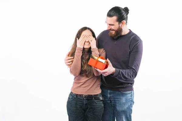 Esposo dando una caja de regalo secreta para su esposa —  Fotos de Stock