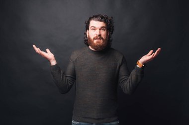 Adamın fotoğrafı. Ne yapacağını bilemez ve kameraya bakar.