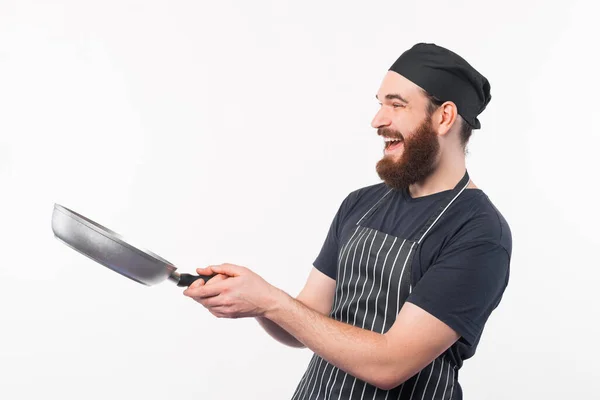 Chef homem sorrindo e usando pan sobre fundo branco — Fotografia de Stock